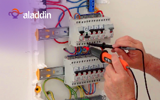 كهرباء قوي حمايه ووحدات تحكم وعوازل